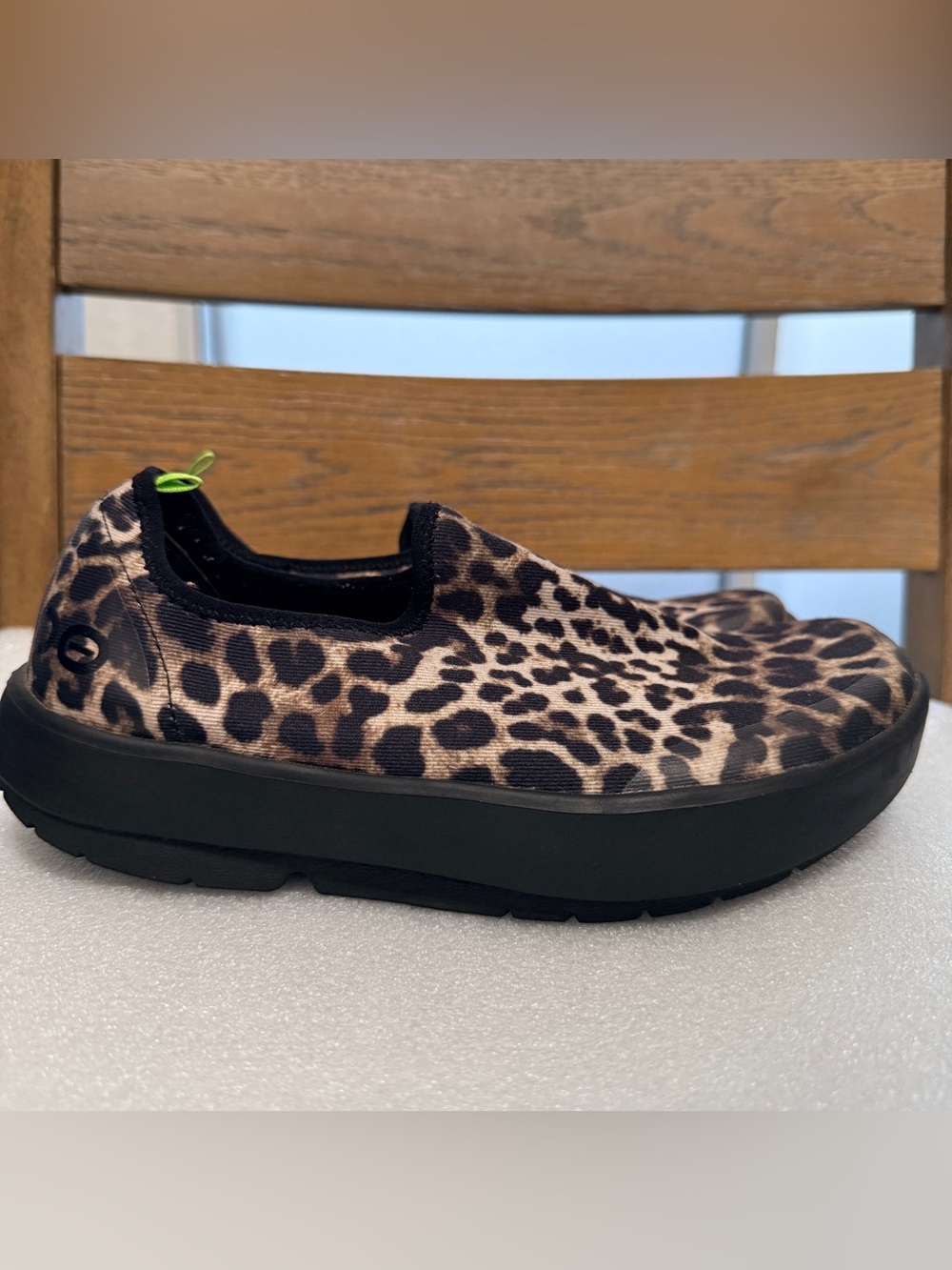 OOFOS OOmg eeZee low slip-on recovery shoes in a cheetah print 7.5 for women